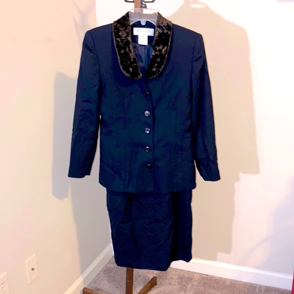 Larry Levin Petite Suits | Women’s Navy Blue Suit w/Faux Fur Collar - Size 6P